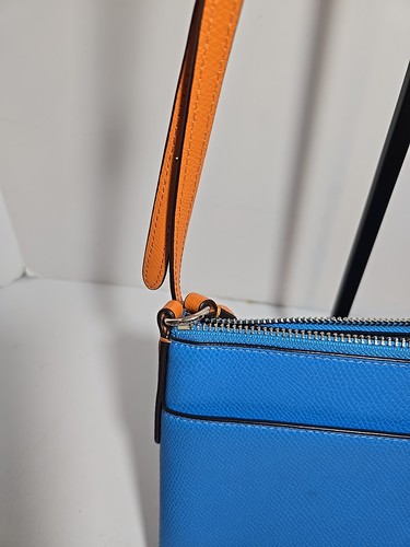 Borsa a tracolla Coach in pelle blu azzurro con bordo a contrasto arancione F38122 - Foto 3 di 15