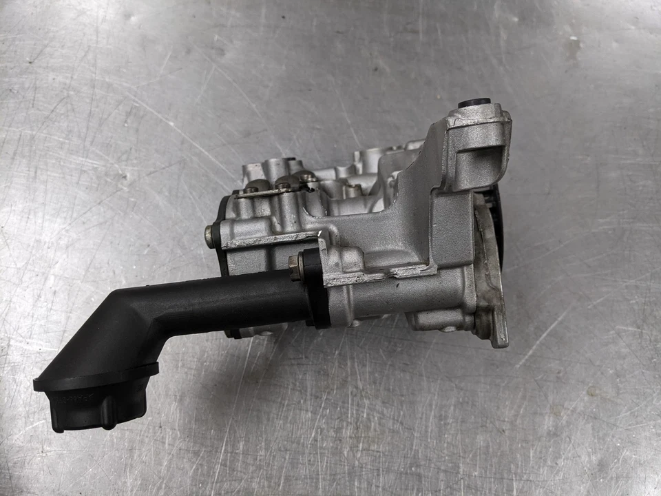 Engine Oil Pump From 2015 Volkswagen Golf 2.0 04L109105 Diesel CRUA - Image 4 of 4