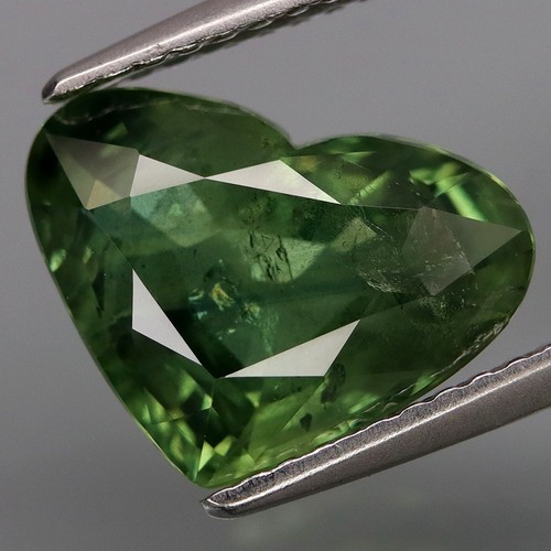 4,07 ct.Couleur ravissante mode ! GRAND COEUR vert normal saphir chauffant Afrique
