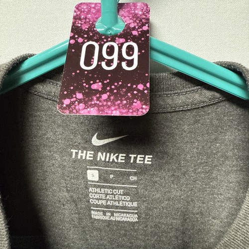 The Nike Tee Nike weinrot Swoosh Logo grau T-Shirt Größe Erwachsene Small - Bild 5 von 6