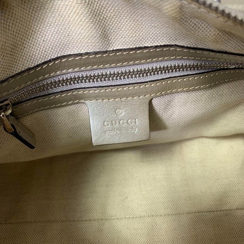 Bolso de mano GUCCI Mini Boston GG Plus plateado charol usado Italia - Imagen 17 de 20