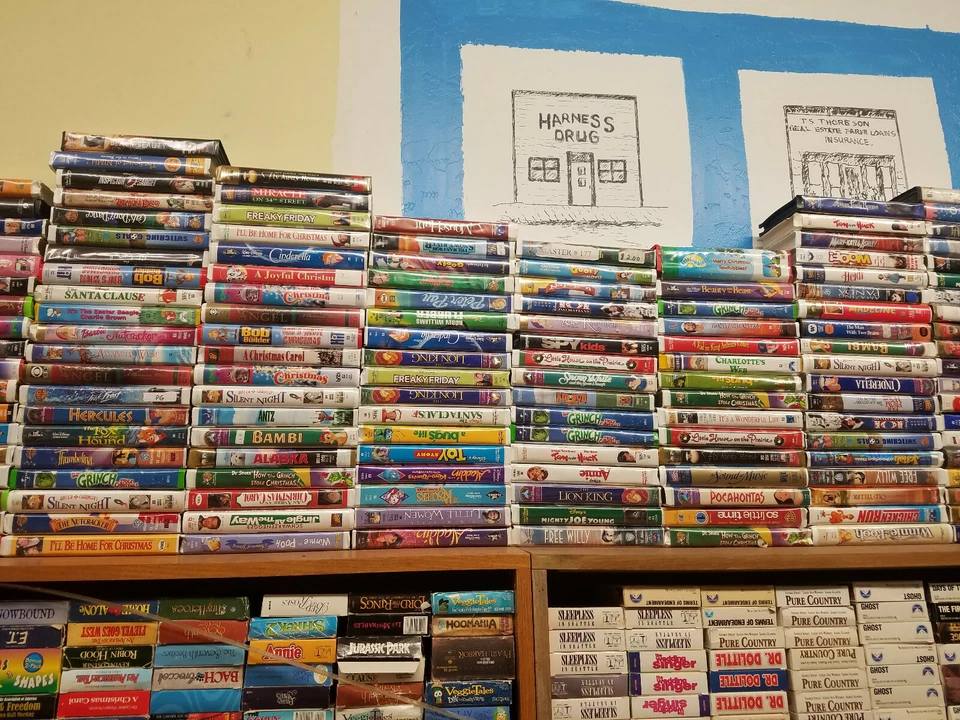 VHS 20/$30 DISNEY CLAMSHELL MOVIES 20 FOR $30 DOLLARS - Image 2 of 4