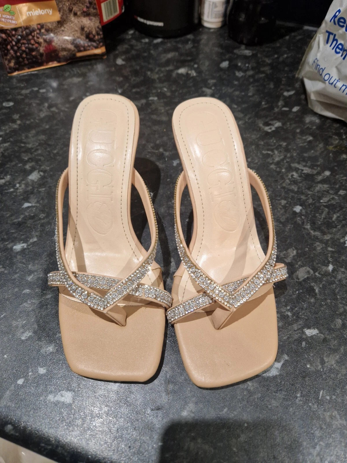 CHAUSSURES GUCCI FEMME DIAMANTS ROSES taille 35 EU .très bon état 