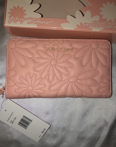 Betsey Johnson Pink Quilted Daisy Faux Leather ZA Wallet + Strap NWT & Box - Picture 6 of 17