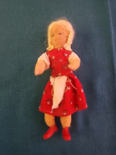 Casa de muñecas posable Erna Meyer Stockinette de colección familia de 6 con cuna de latón - Imagen 11 de 24