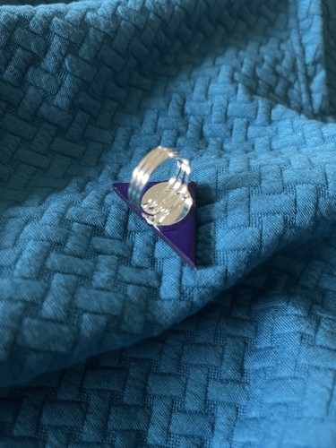 Favoloso anello vintage in plastica riciclata MOD/dichiarazione - viola/bianco/nero - Foto 3 di 4