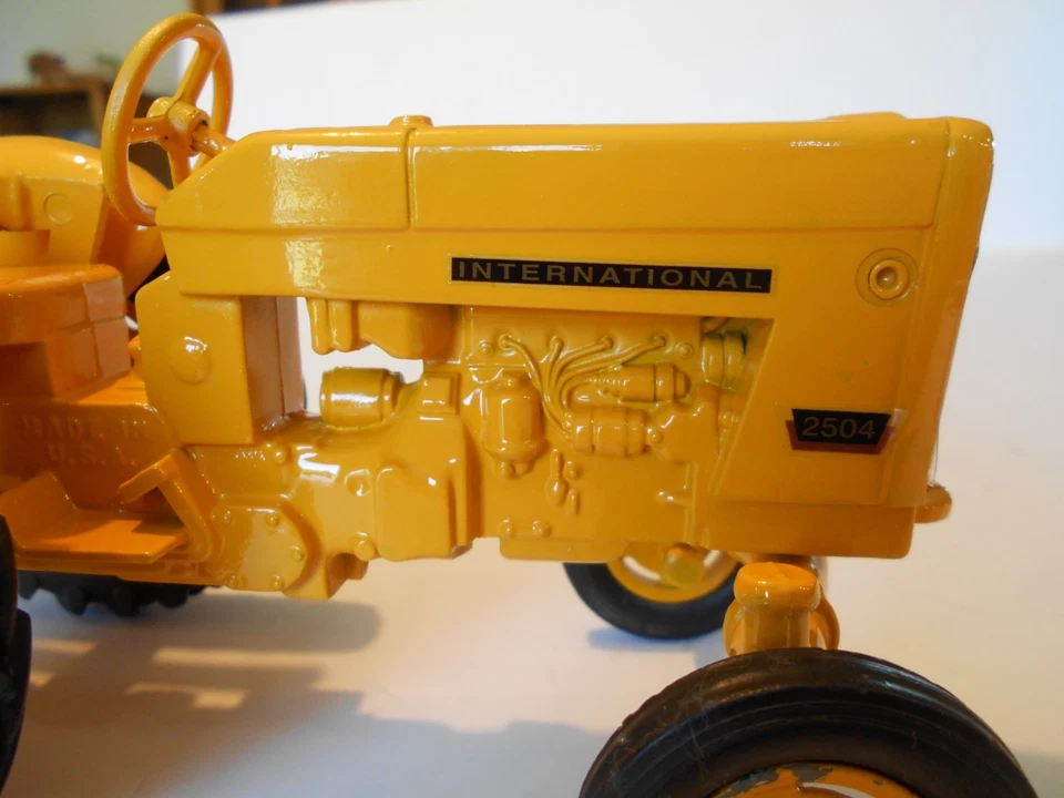 Tractor industrial Ertl 1:16 International 2504 1962 vintage #434 usado repintado Foto 3 de 4