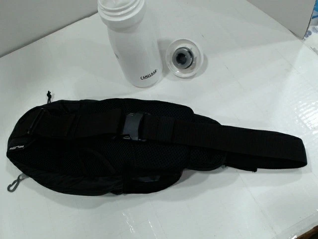 UsadoveryGood - Cinturón de hidratación CamelBak Podium Flow, ladrillo cocido/negro, 21 oz Foto 2 de 4