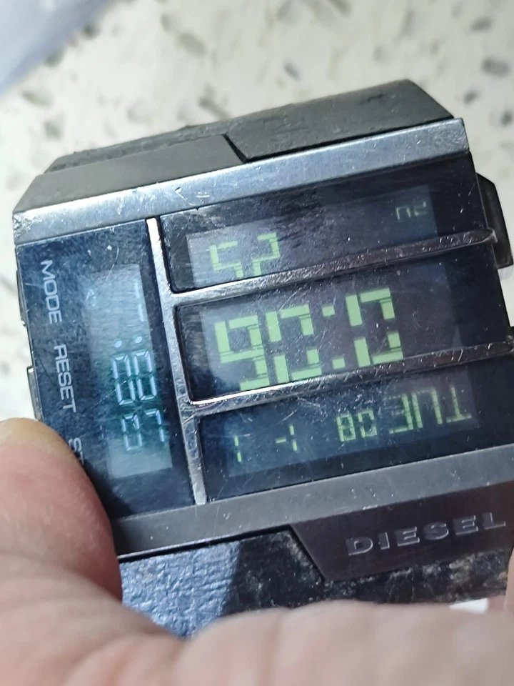 Diesel Watch DZ-7189 watch digtal working for part - Image 2 of 4