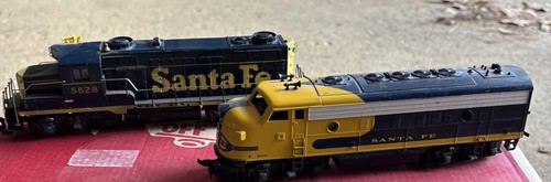 2 Santa Fe Trains Athearn F7A  HO scale + Engine 5628 - Picture 1 of 7