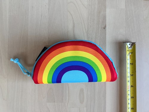 Astuccio portamatite JanSport Lil Wedge Pride 2020 arcobaleno a conchiglia - Foto 5 di 5
