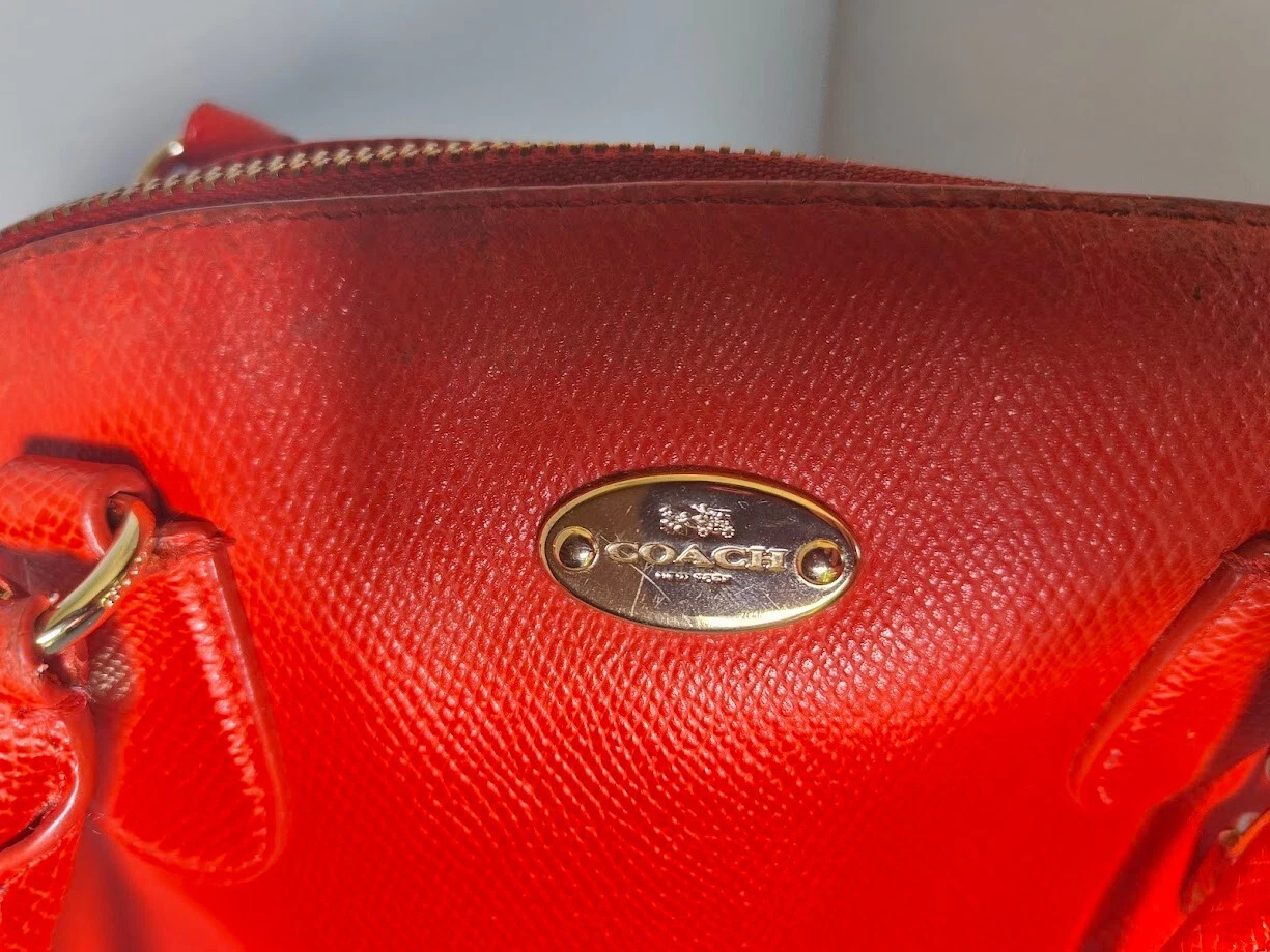 Borsa a tracolla borsa a tracolla Coach Cora in pelle incrociata rossa con cupola