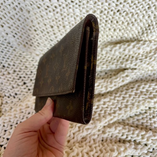 Bolso sin asas Louis Vuitton monograma largo bolso pequeño doble pliegue marrón lona recubierta - Imagen 4 de 16