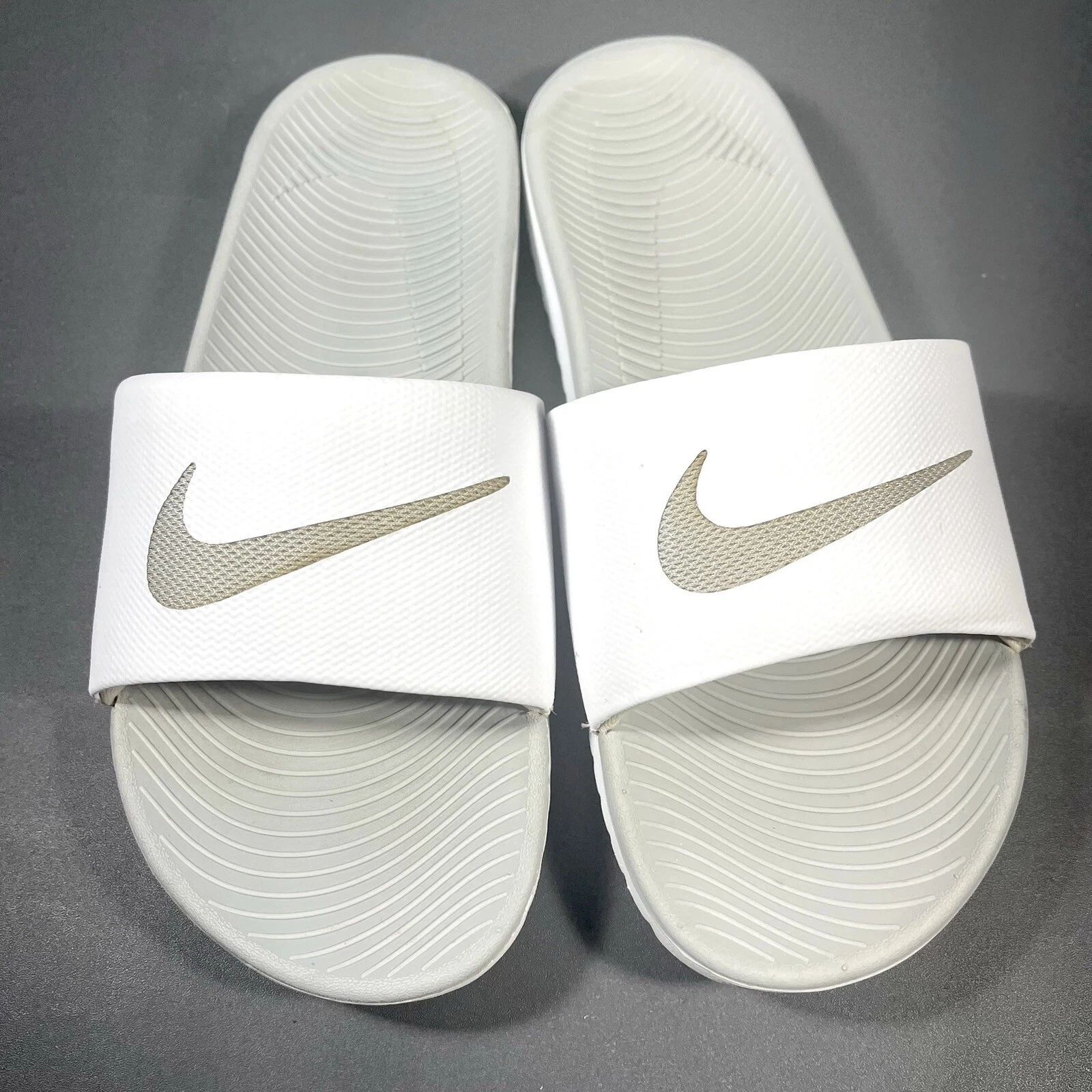 Nike Victori One Slide Uomo US 7 Bianco Grigio Sandalo Outdoor Texturizzato Swoosh