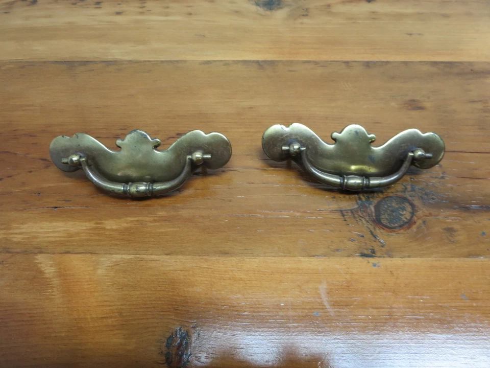 1 Paca de tocador de pino envejecido Ethan Allen herrajes tiradores asas A Foto 2 de 4