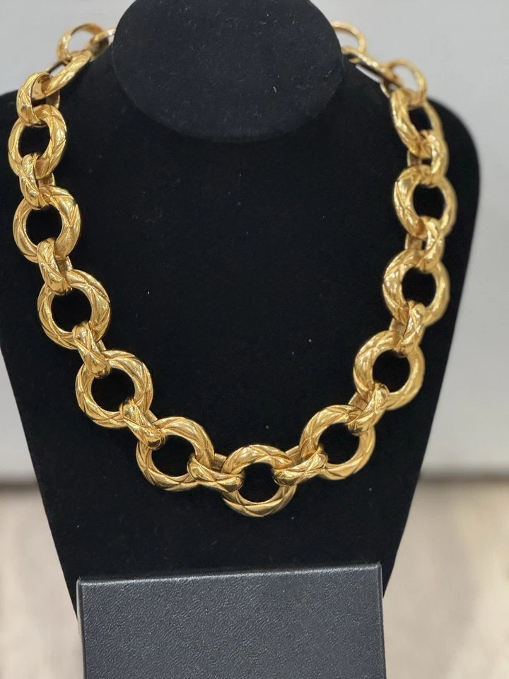 Colar Gargantilha Vintage CHANEL Banhado a Ouro 24k Anos 1970 Declaração robusta Gravada - Imagem 3 de 4