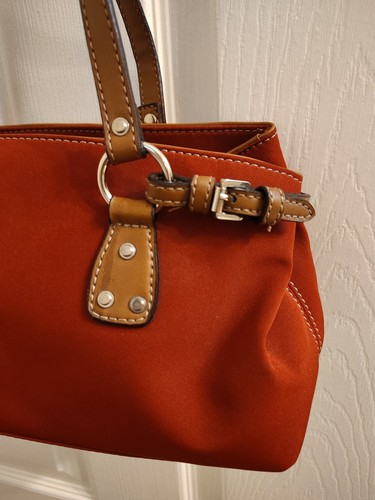 Bolso de Hombro Bolso Cartera Nine West Color Vino Tela con Borde Marrón - Imagen 4 de 18