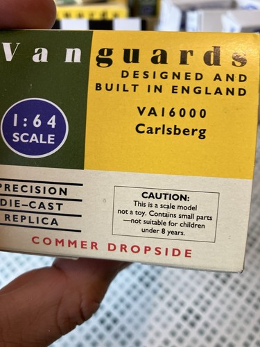 Vanguards COMMER DROPSIDE VA16000 - CARLSBERG BEER LORRY GREEN - WITH LOAD 1:64 - Picture 2 of 9