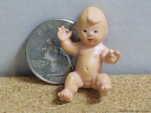 Muñeca bebé pequeña Alemania Occidental vintage mini figura de plástico de goma tamaño casa de muñecas - Imagen 3 de 11
