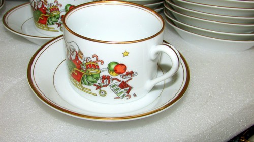 5 SETS FITZ & FLOYD ST. NICHOLAS FLAT CUPS AND SAUCERS - Picture 9 of 12