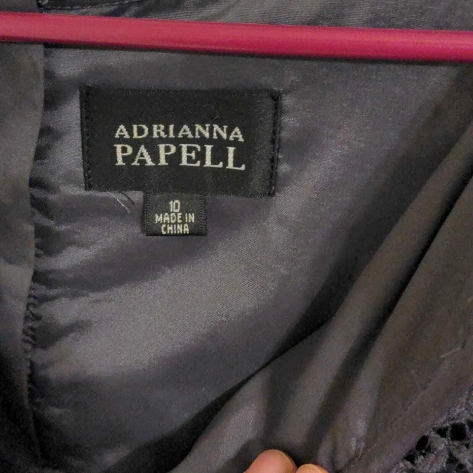 Adrianna Papell 灰色蕾丝喇叭袖及膝连衣裙 — 第 2/4 张图片