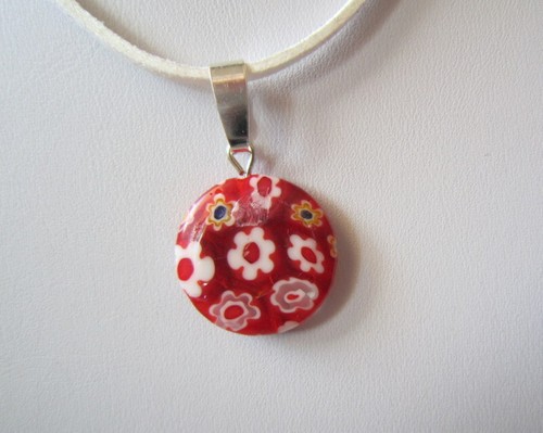Cordón y colgante círculo cristal milflores rojo collar suede blanco 48 cm - Imagen 3 de 4