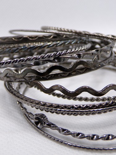 Konvolut Armreif Armbänder verschiedene, silberfarben, Rotguss & Schwarzmetall Mix - Bild 5 von 5
