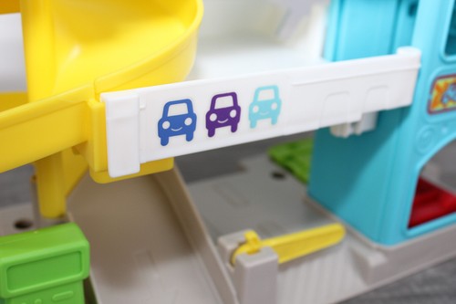 Fisher Price Little People Helpful Neighbors GARAGE RAMP PLAYSET 5 Wheelies Cars - Picture 18 of 18