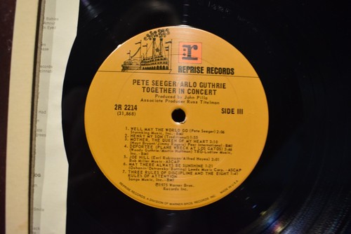 Pete Seeger & Arlo Guthrie Together In Concert DBL LP - Picture 3 of 4
