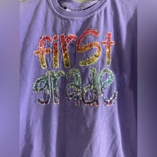 Comfort Colors First Grade Pailletten Regenbogen T-Shirt Lila Jugend M - Bild 2 von 5