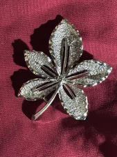 VINTAGE 1968 SIGNED SARAH COVENTRY "IVY" LEAF SILVER TONE METAL BROOCH