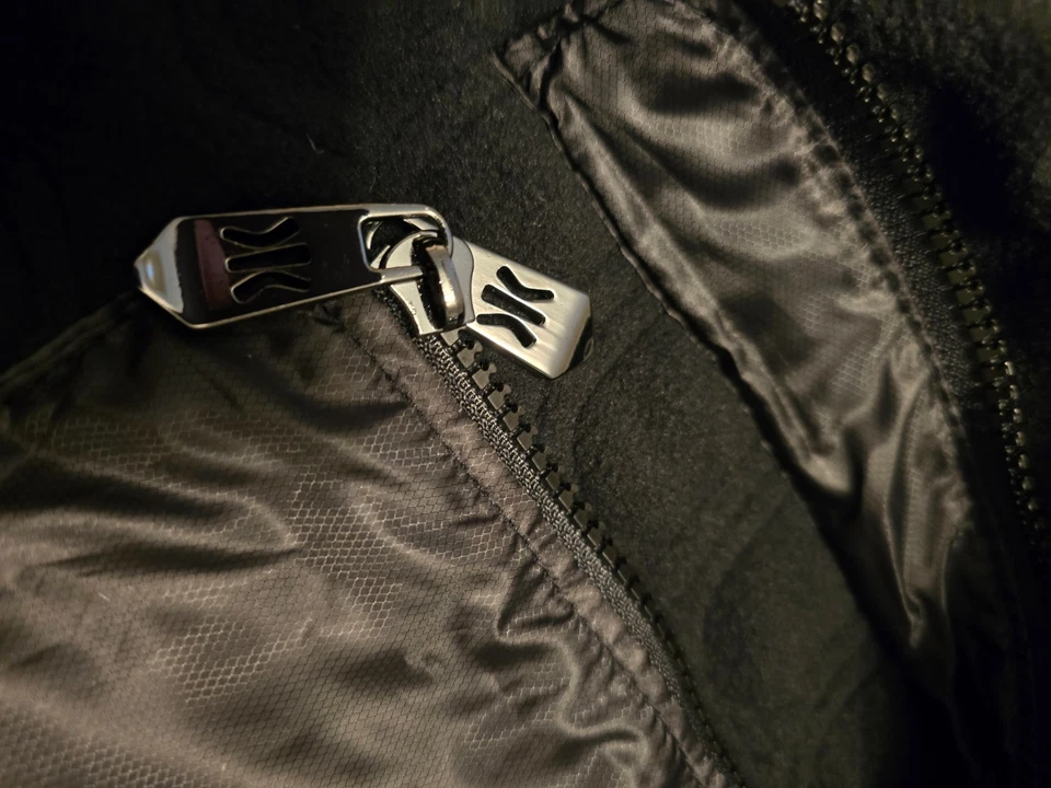 Cobertor e poncho esportivo de poliéster multiuso isolado Kijaro, preto Vik - Imagem 4 de 4