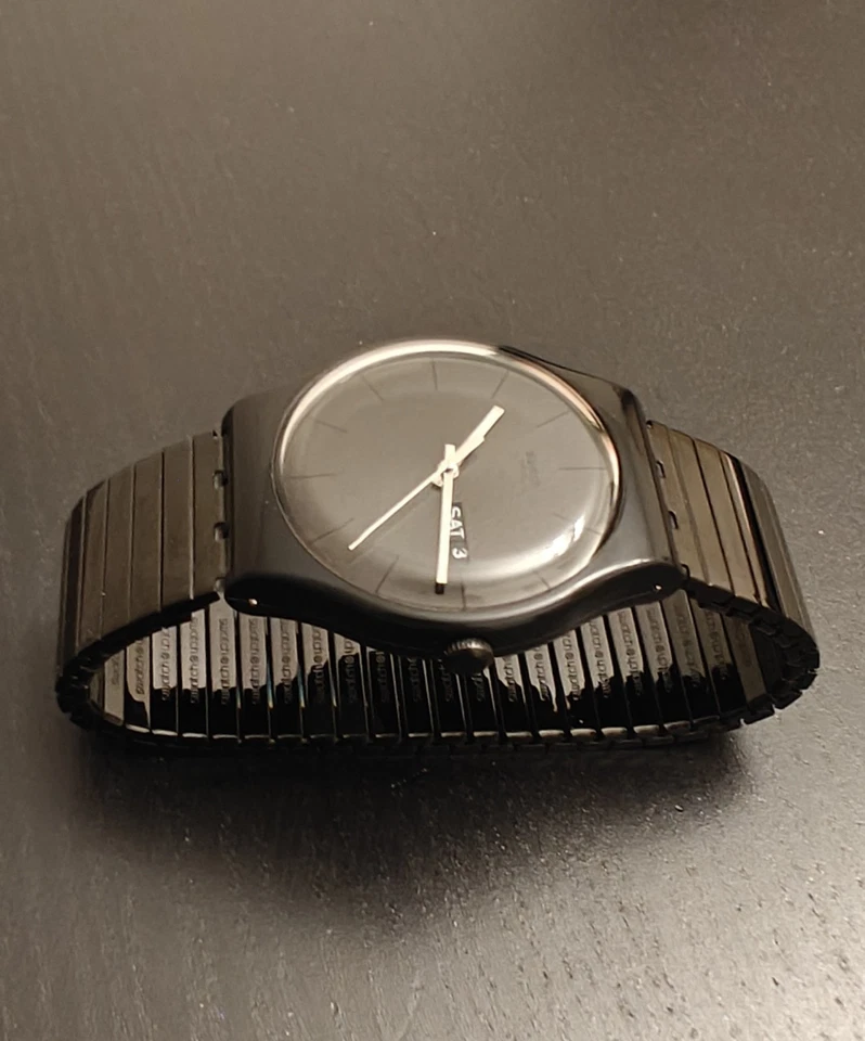 Swatch | Reloj de cuarzo negro | Aspecto sigiloso | Pulsera flexible Foto 2 de 4