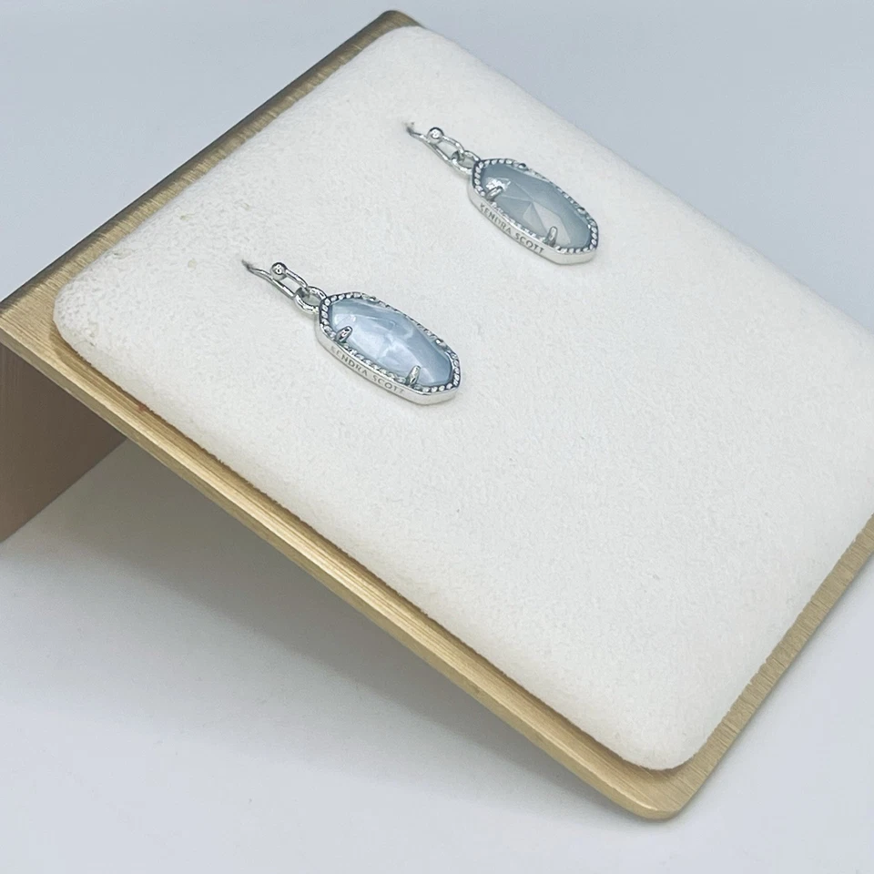 Pendientes colgantes Kendra Scott Lee azul claro tono plata pequeños colgantes alambre francés Foto 3 de 4