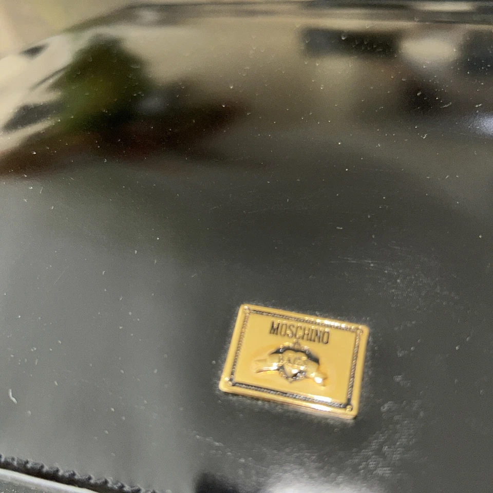 Bolso de hombro Moschino vintage de charol negro con ribete dorado Foto 3 de 4