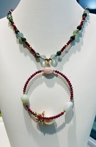 Collana con pendente cerchio spinelli bordeaux tormaline perla barocca argento - Foto 5 di 7