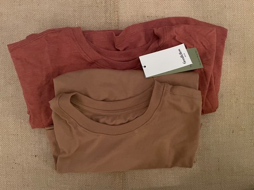 (2) Camisetas Goodfellow & Co. XXL de manga corta para mujer nuevas con etiquetas, 1 marrón y 1 rojo - Imagen 2 de 4