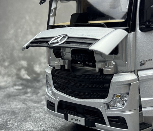 Camión tractor diecast juguete escala 1/24 Mercedes Benz Actros C plateado - Imagen 5 de 8