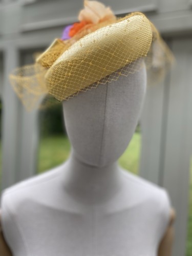 Vintage gelber Sisal Tafelhut mit Schleier Blumen Royal Ascot Henley Regatta
