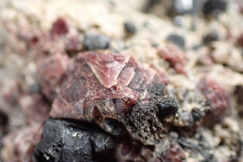 BRAUNITE * CRISTALLI METALLIZZATI-NERI CON PIEMONTITE ROSSA * RARO! Ultevis, SVEZIA - Foto 18 di 24