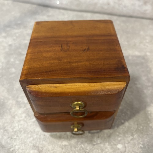Vintage Holz Zeder Mini Kommode/Schmuckkasten/Dekor Messinggriffe 3,75" - Bild 5 von 9