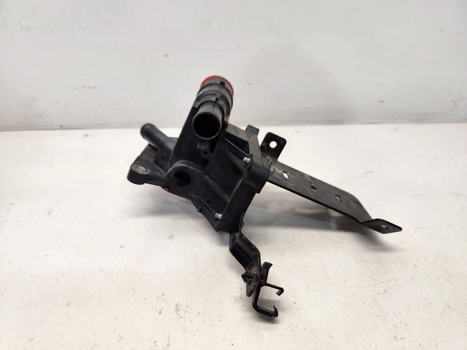 Корпус термостата 2010 Ford Focus (2,0 л/AT)  - Изображение 3 из 4