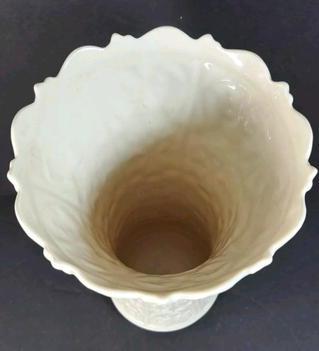Lenox Wentworth Vase Embossed Vine Pattern Scalloped Wide Top 10 3/4”H - Bild 5 von 5