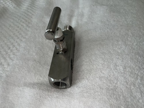 Anderson Greenwood 3/4" MNPT x 1/2" FNPT Multi-Port Gauge Valve (M5VIS-46) - Picture 2 of 2