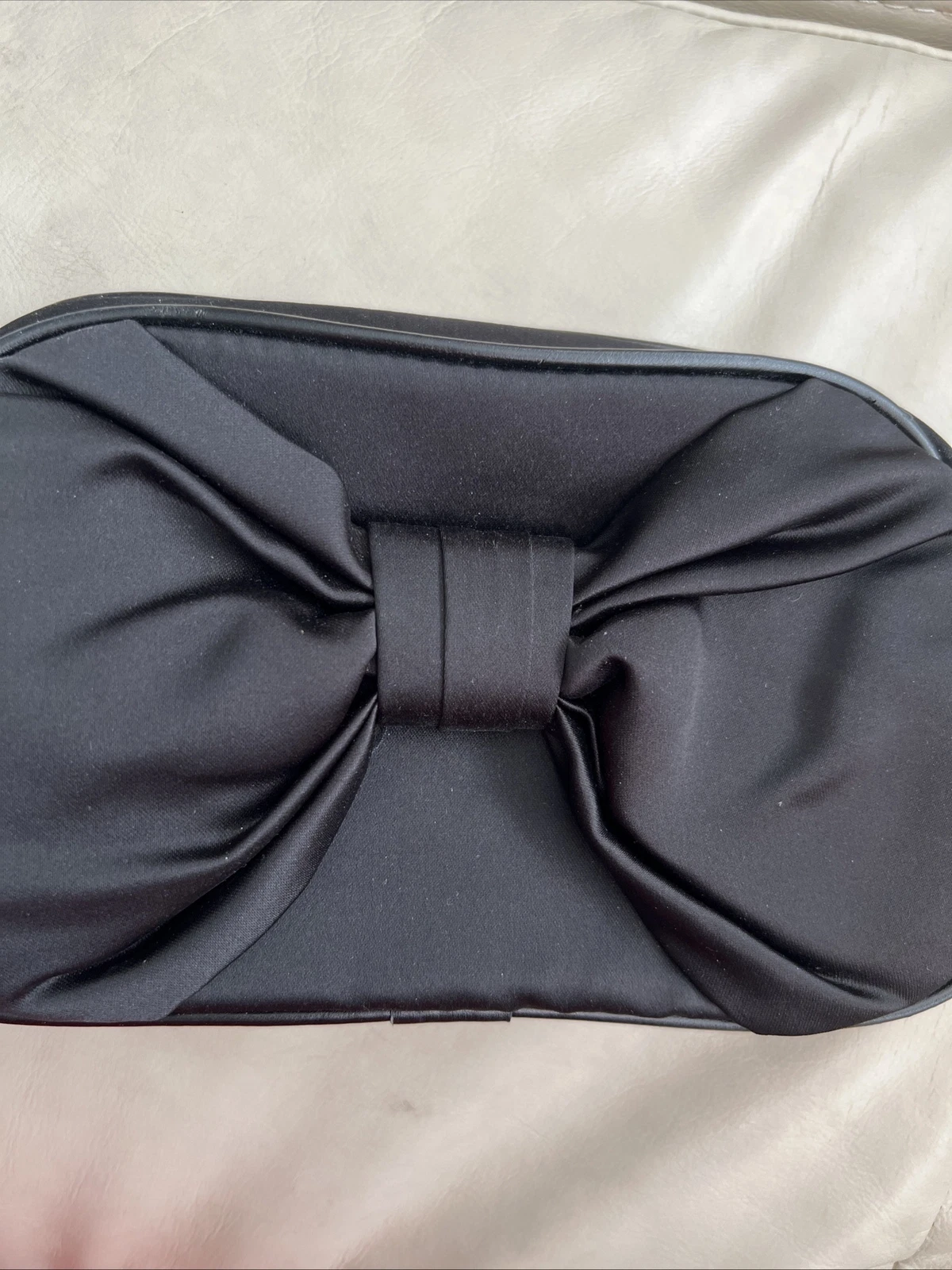 Sac pochette cosmétique Christian Dior parfums noir fermeture éclair autour petit nœud logo 