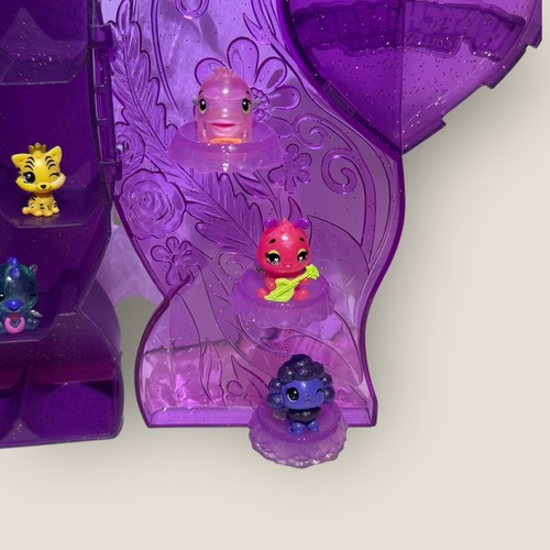 Vitrina Hatchimals Colleggtibles púrpura brillo con mini figuras - Imagen 7 de 8