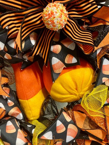 Guirnalda decorativa de Halloween "Candy Corn Fun" lunares negros/naranja - ¡HECHA A MANO! 27x27x7 - Imagen 2 de 8