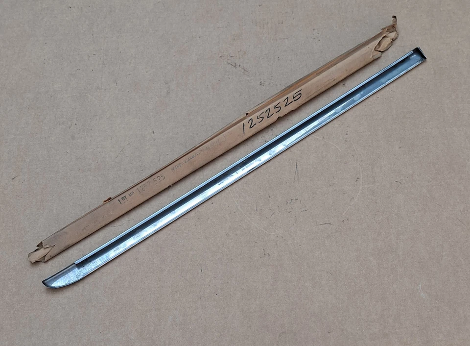 Dodge Coronet Wayfarer Meadowbrook 1949 nuevo en stock MoPar puerta delantera derecha moldura extendida Foto 3 de 3