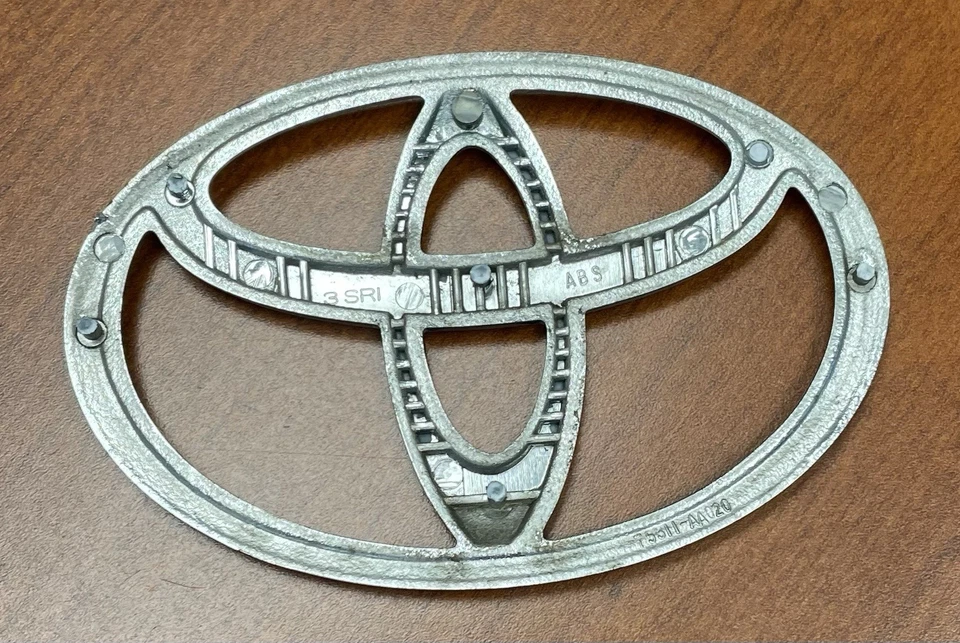 1997-2001 Toyota Camry Front Emblem OEM 75311-AA020 - Image 2 of 3