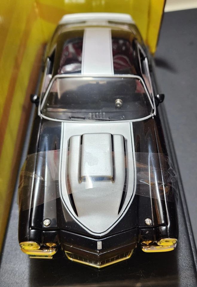 Camaro Motion 1970 fundido a presión 1:18 *1 de 5000* (negro/plateado) Foto 2 de 3